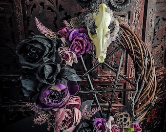 Couronne de porte en bois véritable crâne de renard cornes noires plantes mousse roses violet améthyste cristaux forêt de lotus pentagramme pentacle sorcière sorcellerie