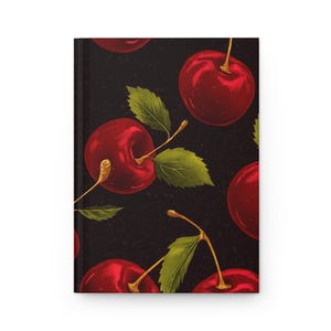 Puede incluir: Un fondo oscuro con un patr&oacute;n repetido de cerezas rojas con hojas verdes. Las cerezas est&aacute;n dibujadas en un estilo vintage.