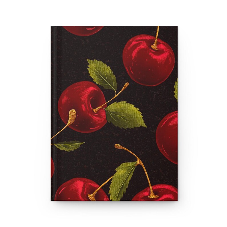 Puede incluir: Un fondo oscuro con un patr&oacute;n repetido de cerezas rojas con hojas verdes. Las cerezas est&aacute;n dibujadas en un estilo vintage.