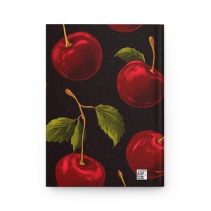 Puede incluir: Un fondo negro con un patr&oacute;n repetido de cerezas rojas. Las cerezas est&aacute;n dibujadas en un estilo vintage con un acabado brillante.