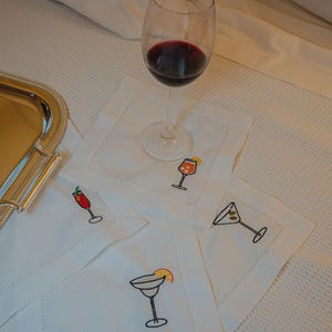 刺繍入りカクテルナプキン4枚セット – クラシックなドリンクデザイン – バーカート装飾 – リネン混紡パーティーナプキン – カクテル愛好家へのギフト