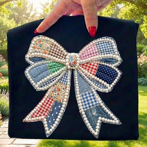 Puede incluir: Un bolso de mano negro con un gran aplique de lazo colorido. El lazo está hecho de tela de patchwork en varios patrones, incluyendo cuadros, flores y mezclilla, y está delineado con cuentas blancas. El texto "High Quality PNG / Digital Download" está en la parte inferior.
