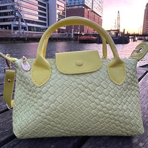Gelbe Handtasche aus veganem Leder - kleine Einkaufstasche mit Krokoprägung, helle Crossbody-Geldbeutel, wandelbare Schultertasche für Frauen