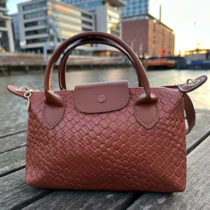Sac à main en cuir végétalien marron - petit fourre-tout gaufré, sac à main élégant à texture croco, sac à bandoulière convertible pour femme