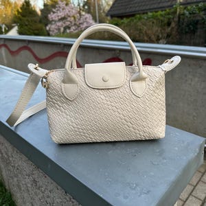 Weiße Vegan Leder Handtasche – Kleine Umhängetasche mit Kroko-Prägung – Elegante Schultertasche für Damen