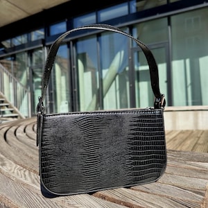 Élégant sac à bandoulière noir en cuir végétalien croco | Porte-monnaie minimaliste de l'an 2000 | Petit sac à main tendance pour femme | Style bandoulière structuré