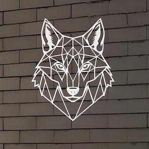 Puede incluir: Diseño de cabeza de lobo geométrico en blanco sobre un fondo de pared de ladrillo.