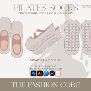 Op de afbeelding: Illustratie van Pilates sokken, inclusief strappy grip sokken, in licht beige met roze details. De afbeelding bevat de tekst "PILATES SOCKS" en "STRAPPY GRIP SOCKS". De onderkant van de afbeelding luidt "THE FASHION CORE".
