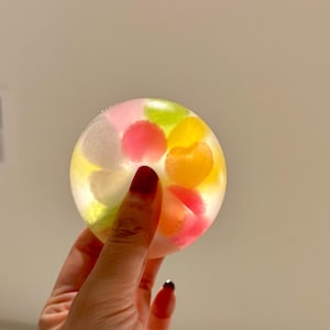 Pelota blanda con forma de corazón de azúcar arcoíris: juguete antiestrés ASMR con colores frutales.