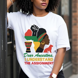 Liebe Vorfahren, ich verstehe die Aufgabe. Schwarzes Stolz-Shirt in afrikanischen Farben, Afrika-Faust-T-Shirt