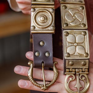 Medieval Clothing Cingulum Militare and Facilis Rosette Belt Men&#39;s Medieval Leather Cosplay & Costume Renaissance Belt with Brass Buckle
