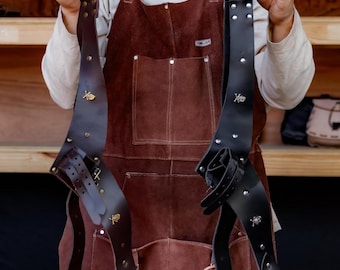 Leather Skull and Crossbones Pirate Costume Belt Medieval Leather Sword Hanger for Pirate Cosplay & Renaissance Faire Pirate Accessories