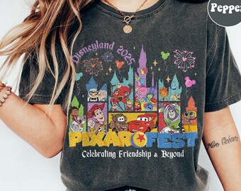 Chemise Disneyland Castle Pixar Fest 2026, Fête de récréation Pixar Pals pour célébrer l'amitié et au-delà, Chemise Disney Pixar Toy Story, Disney Up