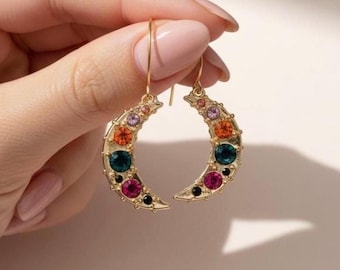 Orecchini a mezzaluna dorati con cristalli colorati, orecchini pendenti boho, gioielli celestiali