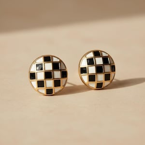 Pendientes de botón negros y dorados a cuadros