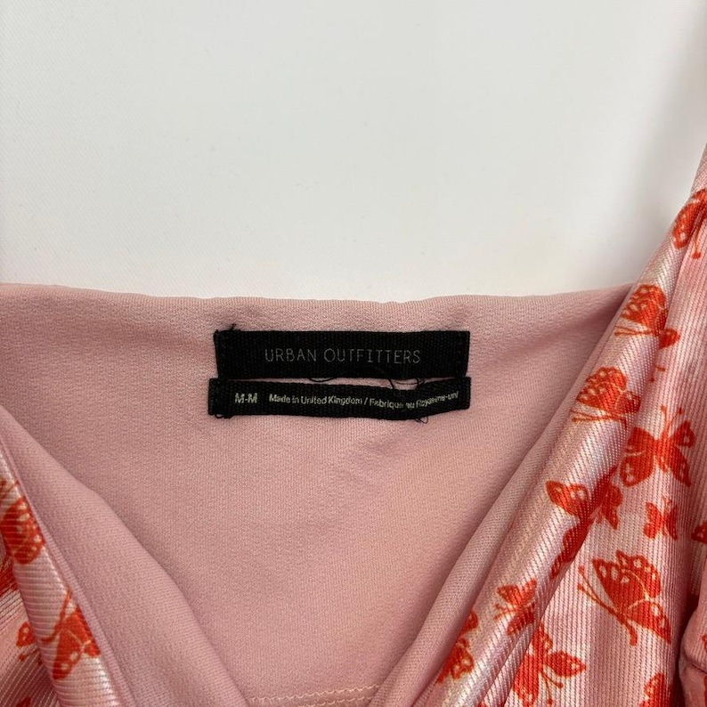 Années 2000 Vtg Urban Outfitters UO - Mini-robe sans lacet papillon rose en satin brillant image 2