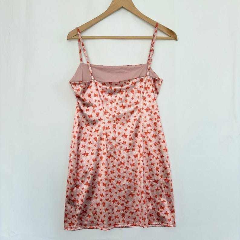 Années 2000 Vtg Urban Outfitters UO - Mini-robe sans lacet papillon rose en satin brillant image 3