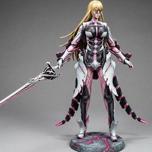 Puede incluir: Figura detallada de un personaje femenino con un traje futurista, con una combinación de colores negro, blanco y rosa. La figura sostiene una espada y se encuentra sobre una base texturizada. El personaje tiene pelo largo rubio y una visera.