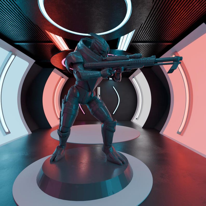 Puede incluir: Una figura de ciencia ficci&oacute;n gris oscuro, sosteniendo un rifle, est&aacute; de pie sobre una plataforma circular. La figura est&aacute; en un entorno futurista con iluminaci&oacute;n roja y azul. El fondo presenta paredes curvas y un techo oscuro.