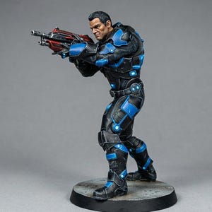 Könnte beinhalten: Miniaturfigur eines Soldaten in einem futuristischen schwarz-blauen Anzug, der eine rot-schwarze Waffe hält. Die Figur ist in einer Kampfhaltung auf einem kreisförmigen Sockel positioniert, mit detaillierter Bemalung und entschlossenem Gesichtsausdruck.