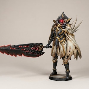 Op de afbeelding: Gedetailleerd beeldje van een krijger in zwart en gouden harnas, met een groot, rood-zwart zwaard. De krijger heeft een gehelmde helm met gloeiende rode ogen en een versleten witte cape. Het zwaard heeft ingewikkelde ontwerpen.
