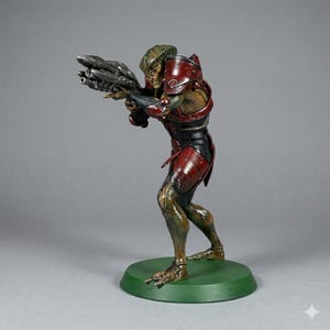 Könnte beinhalten: Detaillierte Figur eines humanoiden Außerirdischen in dynamischer Pose, der eine futuristische Waffe hält. Die Figur ist in einer Kombination aus roten, schwarzen und grünen Farbtönen bemalt und steht auf einer grünen, kreisförmigen Basis. Science-Fiction-Thema.