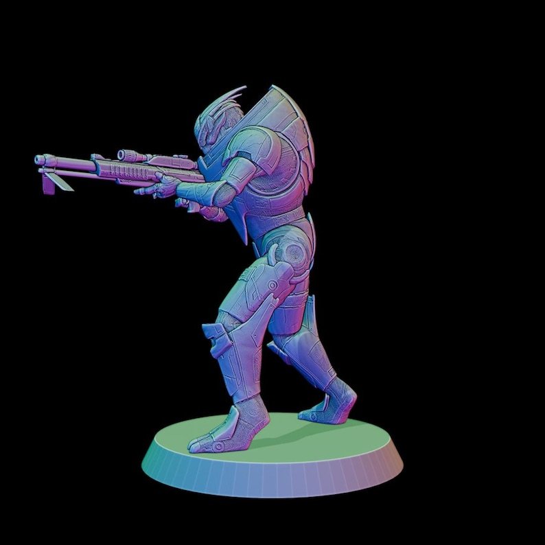 Puede incluir: Figura detallada de un soldado futurista con armadura, sosteniendo un rifle. La figura es predominantemente azul y morada, con una base verde. El dise&ntilde;o presenta detalles intrincados y una pose din&aacute;mica, sugiriendo acci&oacute;n y preparaci&oacute;n.