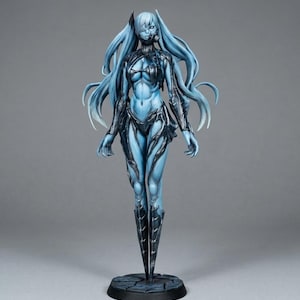 Op de afbeelding: Gedetailleerd beeldje van een vrouwelijk figuur met lang, golvend blauw haar en een futuristisch ontwerp. Het figuur is geschilderd in tinten blauw en zwart, met ingewikkelde pantserachtige details. Het staat op een getextureerde, cirkelvormige basis.
