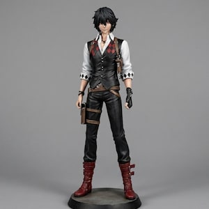 Peut inclure: Figurine détaillée d'un personnage vêtu d'un gilet noir à motif losanges rouges et blancs, d'une chemise blanche, d'un pantalon noir et de bottes rouges. La figurine a des cheveux noirs et se tient sur une base ronde gris foncé. Accessoires : étui et gants sans doigts.