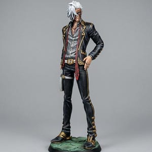 Op de afbeelding: Gedetailleerd beeldje van een mannelijk personage in een zwart pak met gouden accenten, een rode stropdas en een gedeeltelijk gemaskerd gezicht. Het figuur heeft wit haar en staat op een groene basis. Het pak heeft gouden randen en knopen.