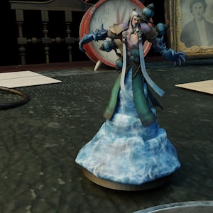 Pode incluir: Figura detalhada de um personagem com longos cabelos prateados, vestindo uma roupa verde-azulado e verde, em pé sobre uma base azul em forma de nuvem. A figura tem os braços estendidos e está situada em frente a um relógio e um retrato emoldurado.