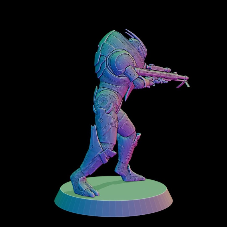 Puede incluir: Figura detallada de un personaje de ciencia ficci&oacute;n en posici&oacute;n de combate, sosteniendo un rifle. La figura es predominantemente azul y morada, con intrincadas placas de armadura. Se encuentra sobre una base circular verde y morada sobre un fondo negro.