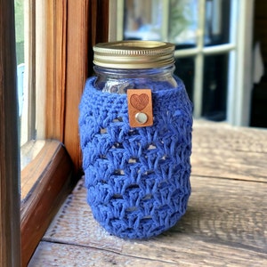 Mason Jar Cozy all'uncinetto: custodia riutilizzabile per bevande in cotone con etichetta in pelle scamosciata