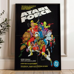 Könnte beinhalten: Ein schwarz-weißes Poster mit bunten Figuren. Das Poster wirbt für "Atari Force" und enthält den Text "The Visual Excitement of Star Raiders - Every Month". Das Poster enthält auch den Text "Gerry Conway Jose Luis Garcia Lopez" und "Look for it in September. The New DC. There's No Stopping Us Now."