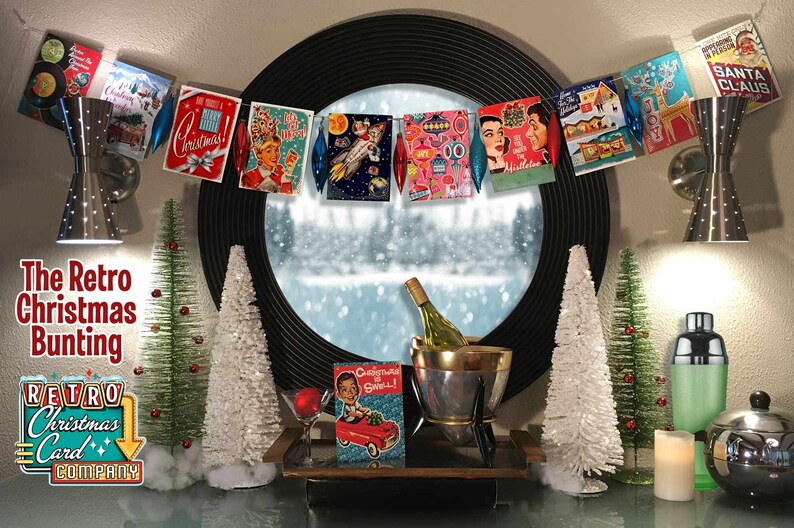 Pu&ograve; includere: Una ghirlanda di biglietti di Natale retr&ograve; con una variet&agrave; di motivi festivi, tra cui Babbo Natale, un razzo e un albero di Natale. La ghirlanda &egrave; appesa a una finestra con una scena innevata all'esterno. Ci sono due piccoli alberi di Natale artificiali sul tavolo sotto la finestra, insieme a una bottiglia di vino in una ghiacciaia e uno shaker per cocktail.