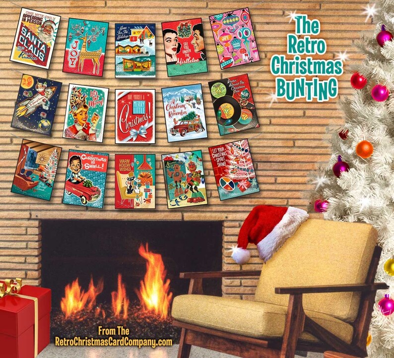 Pu&ograve; includere: Un set di 12 biglietti di Natale vintage con illustrazioni e design retr&ograve;. I biglietti sono infilati con un nastro rosso e bianco e appesi a un muro di mattoni davanti a un camino. I biglietti presentano immagini di Babbo Natale, una renna, un albero di Natale, un razzo, un'auto e altre immagini festive. Il testo sui biglietti include "Give Nice Only One Person Santa Claus", "Joy", "Have Yourself A Merry Little Christmas", "A Christmas Reindeer", "Christmas Swell!" e "Warm Holiday Wishes".