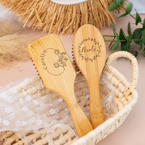 Custom Wedding Wreath Hairbrush for Bridesmaids, Engraved Bamboo Paddle Hair Brush, Birthday Gift for Friend, Mom Hairbrush, Hair Care Comb