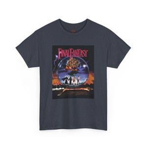 T-shirt con copertina di Final Fantasy I NES - T-shirt unisex per adulti - Grafica di copertina di un gioco di ruolo retrò - Nostalgia classica del gioco di ruolo giapponese - Streetwear per giocatori Otaku
