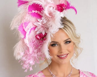 Grande fascinator rosa con piume e fiori, ideale per Ascot, tea party in stile Kentucky Derby e occasioni speciali, o come fascinator da matrimonio.