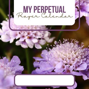 Peut inclure: Composition florale avec des fleurs violet clair et des centres blancs. L'image comprend un rectangle blanc avec le texte "MY PERPETUAL Prayer Calendar" en violet foncé. L'arrière-plan est un mélange flou de vert et de marron.