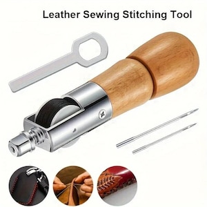 Puede incluir: Juego de herramientas de costura para cuero. El juego incluye una lezna con mango de madera, una llave de metal, dos agujas y un rodillo. La herramienta está diseñada para marroquinería y presenta una combinación de colores plateado y madera.