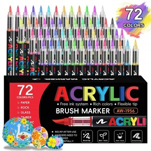 Op de afbeelding: Een set van 72 acryl penseelstiften in diverse kleuren, voorzien van zwarte behuizingen en transparante doppen. De verpakking is een zwarte doos met het opschrift "72 COLORS" en "ACRYLIC BRUSH MARKER AW-1956" en drie beschilderde stenen.