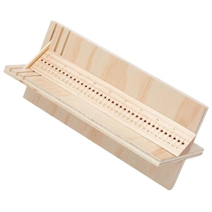 Può includere: Una cassetta per tagli obliqui in legno con un righello integrato. La cassetta è realizzata in legno chiaro e presenta lati angolati per tagli precisi. Il righello è contrassegnato con misure in centimetri e la cassetta ha fessure per diverse angolazioni.