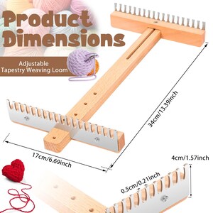 Puede incluir: Un telar de tapiz ajustable hecho de madera de color claro con extremos de metal en forma de peine. El telar cuenta con una viga central con orificios de ajuste y mide 34 cm de largo, 17 cm de ancho y 0,5 cm de grosor.