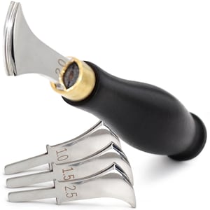Puede incluir: Una herramienta de biselado de bordes de cuero con un mango negro, una férula de latón y una cuchilla de acero inoxidable. También se incluyen tres cuchillas adicionales de acero inoxidable con tamaños de 1,0, 1,5 y 2,5. La herramienta es para marroquinería.