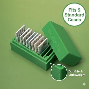 Puede incluir: Un letrero de madera rústico con la frase "Welcome to our home" en un estilo manuscrito. El letrero rectangular tiene un acabado envejecido y un diseño sencillo y acogedor, ideal para la entrada de una casa.