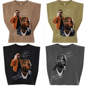 Könnte beinhalten: Eine Kollektion von vier ärmellosen T-Shirts in Braun, Olivgrün, Schwarz und Anthrazit. Jedes Shirt zeigt einen grafischen Druck einer Person mit Sonnenbrille und Jacke, begleitet von weißen, kursiven Textunterschriften auf dem Stoff.