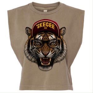 Op de afbeelding: Een beige mouwloos T-shirt met een afbeelding van een tijger met een bril met zwart montuur en een bordeauxrode honkbalpet met de gele tekst 'SKEGEE 1881' op de voorkant. De tijger heeft zijn bek open en laat zijn tanden zien.