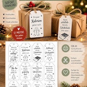 Könnte beinhalten: Ein digitales Druckblatt mit 12 weißen, rechteckigen Geschenkanhängern, die mit schwarzem Text und weihnachtlichen Illustrationen versehen sind. Jeder Anhänger enthält einzigartige Sprüche, die zum Ausschneiden und Anbringen an Geschenken gedacht sind.