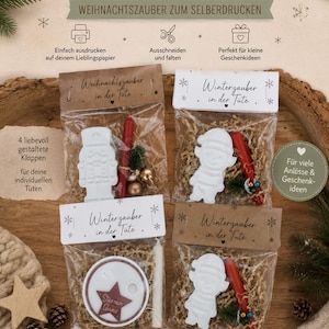 Può includere: Un set digitale stampabile intitolato Tüten Klappen con quattro etichette decorative per sacchetti con testo in tedesco tra cui Winterzauber in der Tute e Sternen Glanz. Include figure bianche di schiaccianoci ed elfi, candele rosse e piccoli ornamenti.